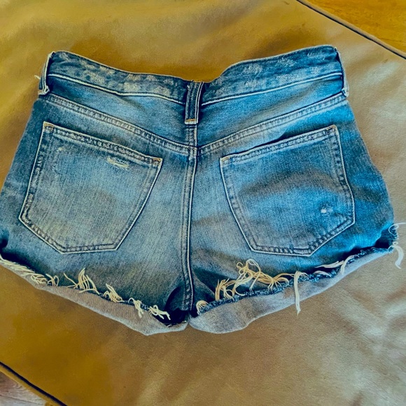 Free People 5 button sexy bandit look jean shorts. Great condition.. Size 27 - Picture 9 of 10